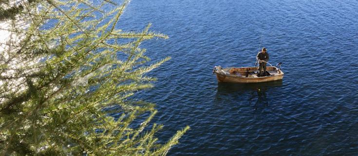 Un pescatore sul lago di San Valentino alla Muta