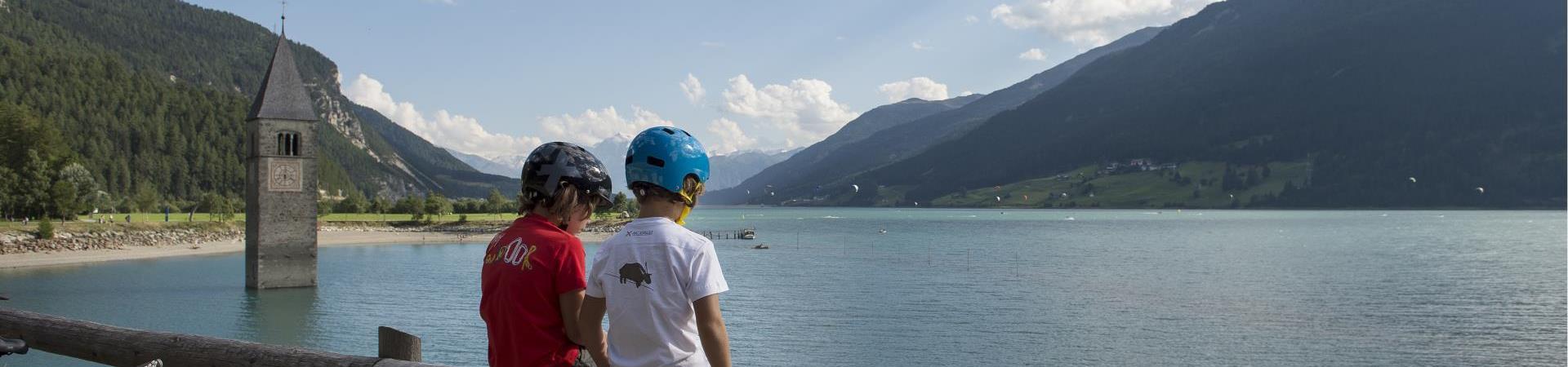 Due bambini al Lago di Resia