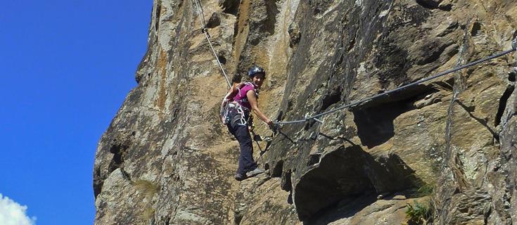 Una donna che si arrampica