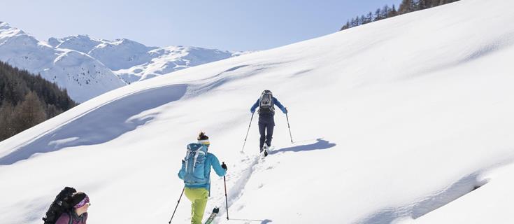 Tre persone che fanno scialpinismo