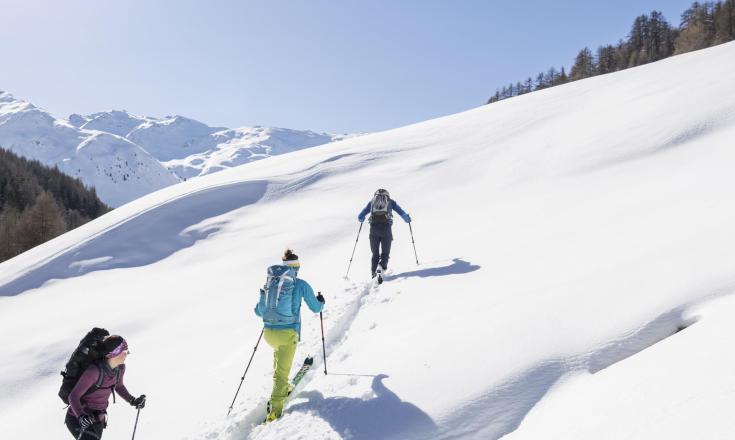 Tre persone che fanno scialpinismo